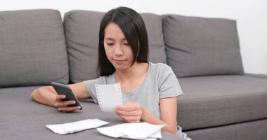 Kadın hesaplamak günlük yaşam evde harcama