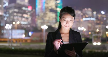 Geceleri tablet bilgisayar kullanarak iş kadını