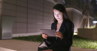 Genç işkadını geceleri tablet bilgisayar kullanarak