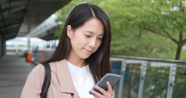 Şehirde Smartphone kullanarak iş kadını