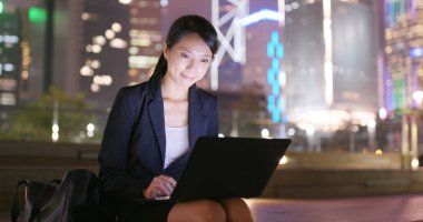 Tablet bilgisayarda kullanarak işkadını akşam açık