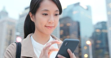 Akşamları Smartphone kullanan kadın