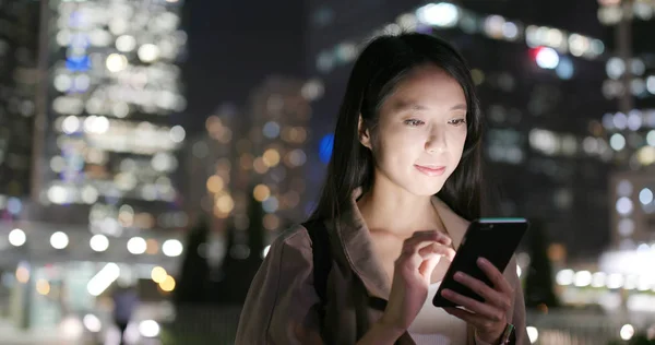 Mulher Usando Telefone Celular Noite — Fotografia de Stock