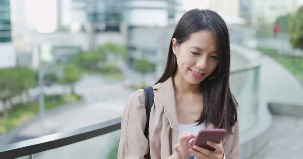 Aziatische Vrouw Verzenden Sms Mobiele Telefoon — Stockfoto