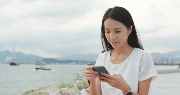 Kobieta Przy Użyciu Telefonu Komórkowego Hong Kongu — Zdjęcie stockowe