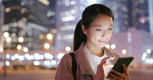 Mujer Negocios Mira Teléfono Inteligente Ciudad Por Noche — Foto de Stock