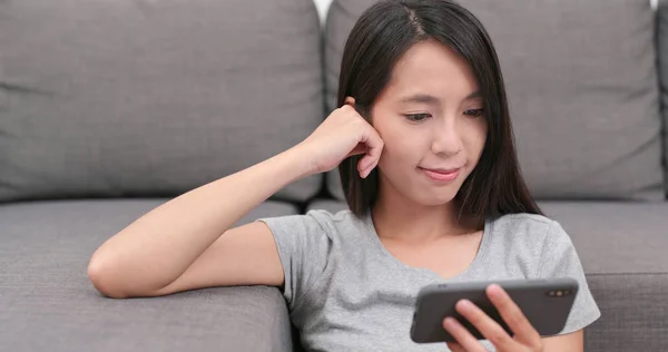 Mujer Reloj Teléfono Celular Casa — Foto de Stock