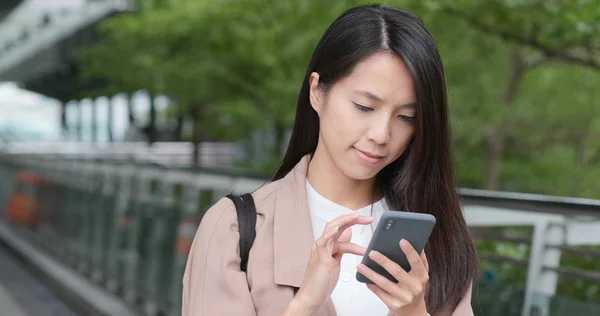 Frau Benutzt Handy Der Stadt — Stockfoto