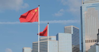 Merkez, Hong Kong - 10 Nisan, 2018: iş ofis kuleleri Hong Kong ve Çin bayraklarıyla 