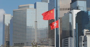 Merkez, Hong Kong - 10 Nisan, 2018: iş ofis kuleleri Hong Kong ve Çin bayraklarıyla