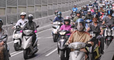 Dihua Street, Taipei city - 27 Mayıs, 2018: Tayvanlı kişi binmek motosiklet Taipei köprü rampa üzerinde