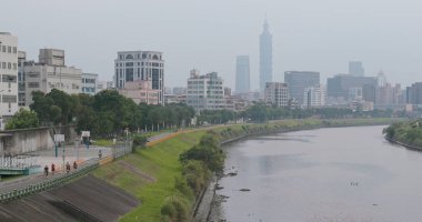 Taipei city, Tayvan - 27 Mayıs, 2018: Taipei şehir nehir hava kirliliği altında yan