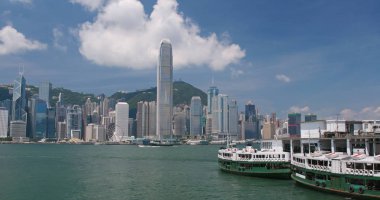 Victoria Harbour, Hong Kong - 13 Nisan, 2018: Hong Kong kentsel şehir manzarası güneşli gün