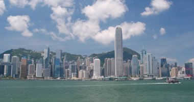 Victoria Harbour, Hong Kong - 13 Nisan, 2018: Hong Kong kentsel şehir manzarası güneşli gün