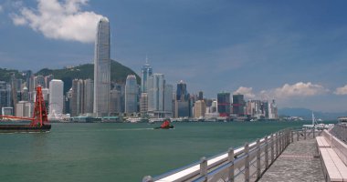 Victoria Harbour, Hong Kong - 13 Nisan, 2018: Hong Kong kentsel şehir manzarası güneşli gün