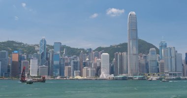 Victoria Harbour, Hong Kong - 13 Nisan, 2018: Hong Kong kentsel şehir manzarası güneşli gün