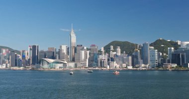 Victoria Harbour, Hong Kong - 13 Nisan, 2018: Hong Kong kentsel şehir manzarası güneşli gün