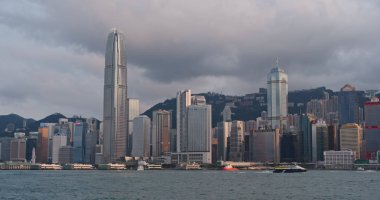 Victoria Harbour, Hong Kong - 13 Nisan, 2018: Hong Kong kentsel şehir manzarası güneşli gün