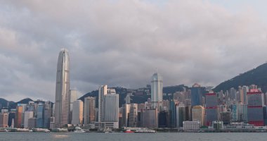 Victoria Harbour, Hong Kong - 13 Nisan, 2018: Hong Kong şehir manzarası 