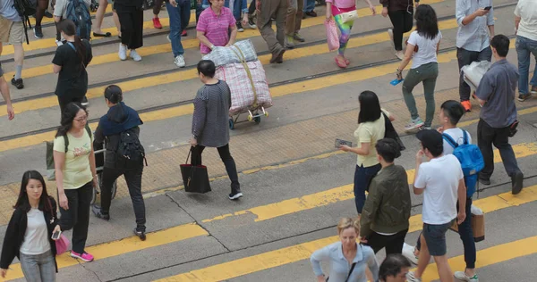 Central Hong Kong Abril 2018 Pessoas Atravessando Estrada Trânsito Paisagem — Fotografia de Stock