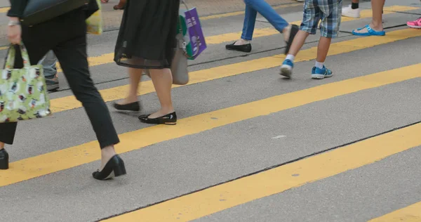 セントラル 2018 香港市内で道路を渡る人 — ストック写真