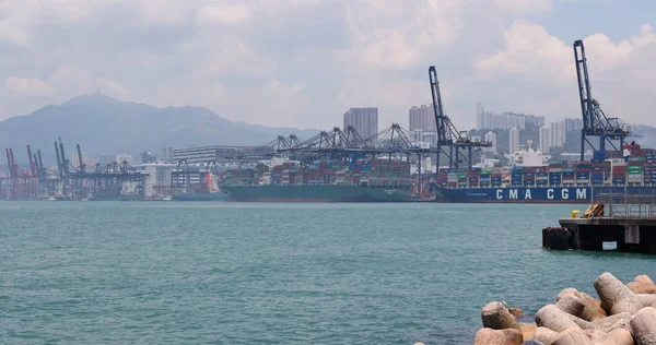 Kwai Tsing, Hong Kong - 02 Mayıs, 2018: kargo gemisi liman ve Kwai Tsing konteyner Terminal Hong Kong'da geçen