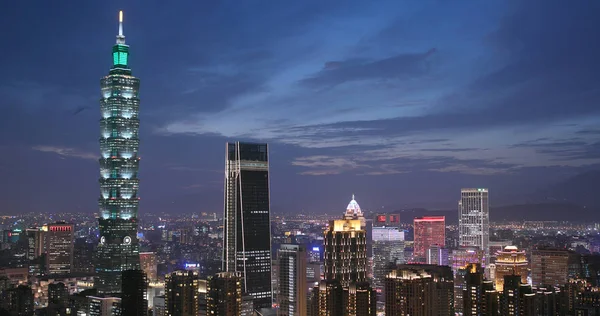 Taipei city, Tayvan - 25 Mayıs, 2018: Taipei Timelaspe şehir akşam