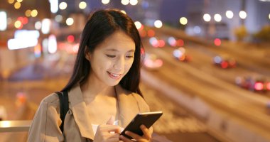 Cep telefonu şehirde geceleri kullanan kadın 