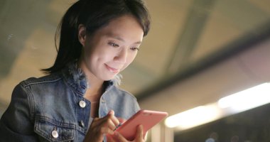 Cep telefonu için online kullanan kadın