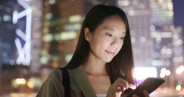 Cep telefonuyla geceleri işkadını