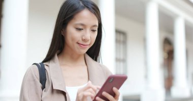 Cep telefonu için online kullanan kadın