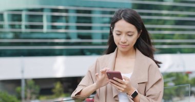Genç kadın, açık istimal hareket eden telefon