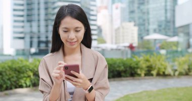 Akıllı telefon kullanan Asyalı kadın