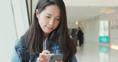Akıllı telefon kullanan Asyalı kadın