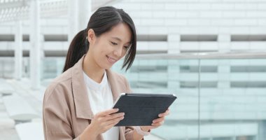 İş kadını tablet bilgisayarda çalışıyor