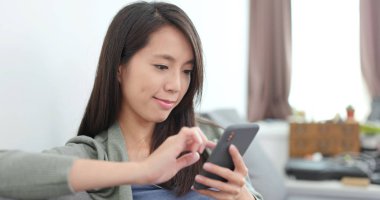 Ev kadını evde Smartphone kullanarak