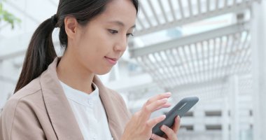 Cep telefonu için online kullanan kadın