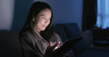 Kadın göz evde tablet bilgisayar