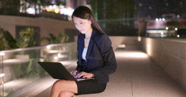 İş kadını iş dizüstü bilgisayara açık