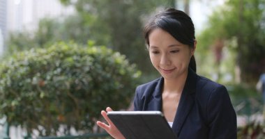 tablet bilgisayar kullanarak iş kadını