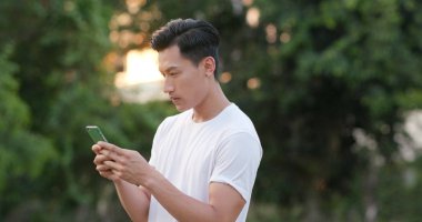 Cep telefonu açık, kullanan adam