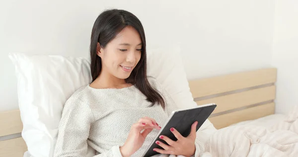 Donna Lavoro Tablet Computer Sul Letto — Foto Stock