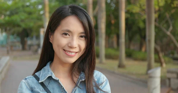 Asiática Joven Mujer Sonriendo —  Fotos de Stock