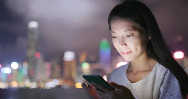 Mujer Usando Teléfono Móvil Ciudad Por Noche —  Fotos de Stock