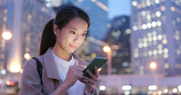 Mujer Negocios Usando Teléfono Móvil Por Noche —  Fotos de Stock