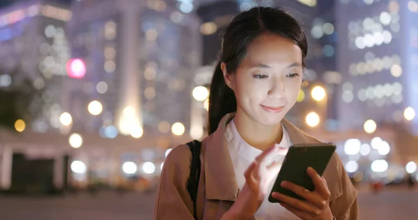 Affärskvinna Med Smartphone Staden Natten — Stockfoto