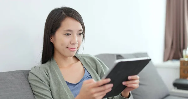 Mulher Usando Computador Tablet Casa — Fotografia de Stock