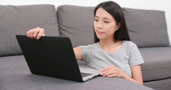女性を見て自宅のラップトップ コンピューター — ストック写真