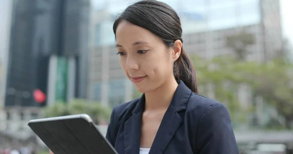 Tipo Mulher Negócios Computador Tablet Cidade — Fotografia de Stock