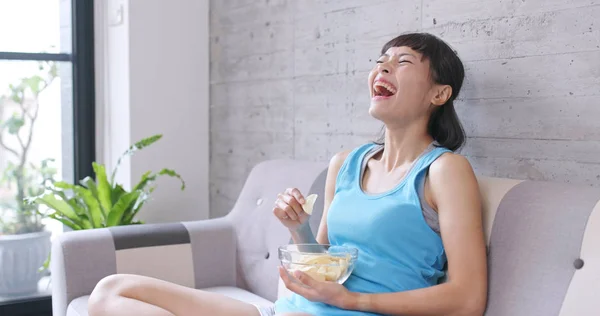 Mujer Viendo Comedia Casa Con Merienda — Foto de Stock